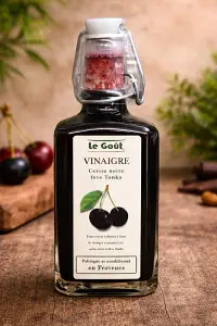 Vinaigre à la pulpe de Cerise noire et fève Tonka